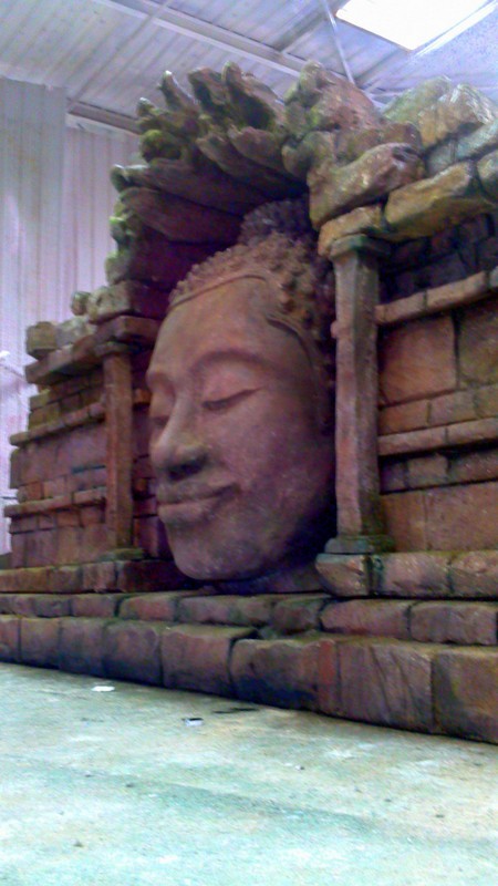 mur et tête de bouddha